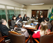 Representantes da Secretaria de Estado da Educação e da Secretaria de Estado de Ciência, Tecnologia e Ensino Superior e das Instituições de Ensino Superior se reuniram nesta quarta-feira (8), em Curitiba, para definir encaminhamentos do Programa de Desenvolvimento Educacional (PDE). O encontro ainda definiu a criação de um grupo de trabalho para reavaliar o programa.