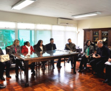 A secretária de Estado da Educação, Ana Seres, reuniu-se nesta quinta-feira (8), em Curitiba, com representantes da União dos Dirigentes Municipais de Educação do Paraná (Undime-PR) para tratar de temas de interesse comum entre as redes estadual e municipais de ensino, como o transporte escolar, estrutura física e a idade mínima de matrícula para o ingresso no ensino fundamental. 
