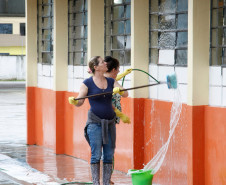 O Governo do Paraná depositou mais R$ 3,8 milhões na conta das escolas estaduais. Essa é a quinta cota consumo do Programa Fundo Rotativo de 2015. O recurso já está disponível nesta quinta-feira (16) para os diretores e poderá ser utilizado para a compra de itens de limpeza, lâmpadas, gás, material de expediente, didático e esportivo, por exemplo.