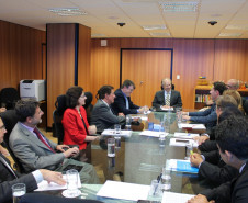A convite do Consed (Conselho Nacional de Secretários de Educação), a secretária de Estado da Educação, Ana Seres, reuniu-se segunda-feira (27) com integrantes do conselho, em Brasília, para debater a distribuição das verbas do Fundeb, o Fundo de Manutenção e Desenvolvimento da Educação Básica e de Valorização dos Profissionais da Educação. A secretária também tratou de diversos assuntos de interesse do Paraná.