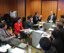 A convite do Consed (Conselho Nacional de Secretários de Educação), a secretária de Estado da Educação, Ana Seres, reuniu-se segunda-feira (27) com integrantes do conselho, em Brasília, para debater a distribuição das verbas do Fundeb, o Fundo de Manutenção e Desenvolvimento da Educação Básica e de Valorização dos Profissionais da Educação. A secretária também tratou de diversos assuntos de interesse do Paraná.