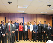 A convite do Consed (Conselho Nacional de Secretários de Educação), a secretária de Estado da Educação, Ana Seres, reuniu-se segunda-feira (27) com integrantes do conselho, em Brasília, para debater a distribuição das verbas do Fundeb, o Fundo de Manutenção e Desenvolvimento da Educação Básica e de Valorização dos Profissionais da Educação. A secretária também tratou de diversos assuntos de interesse do Paraná.