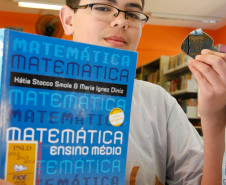 O estudante do 8º ano Bruno Kauan Lunardon, de 13 anos, é um dos alunos que participam da sala de recursos para altas habilidades. Em 20 de julho ele viajou até o Rio de Janeiro para receber a medalha de ouro que conquistou na 10ª edição da Olimpíada Brasileira de Matemática das Escolas Públicas (Obmep). O Paraná recebeu 46 medalhas de ouro na última edição da olimpíada.