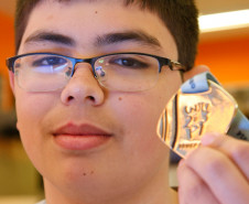 O estudante do 8º ano Bruno Kauan Lunardon, de 13 anos, é um dos alunos que participam da sala de recursos para altas habilidades. Em 20 de julho ele viajou até o Rio de Janeiro para receber a medalha de ouro que conquistou na 10ª edição da Olimpíada Brasileira de Matemática das Escolas Públicas (Obmep). O Paraná recebeu 46 medalhas de ouro na última edição da olimpíada.