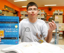 O estudante do 8º ano Bruno Kauan Lunardon, de 13 anos, é um dos alunos que participam da sala de recursos para altas habilidades. Em 20 de julho ele viajou até o Rio de Janeiro para receber a medalha de ouro que conquistou na 10ª edição da Olimpíada Brasileira de Matemática das Escolas Públicas (Obmep). O Paraná recebeu 46 medalhas de ouro na última edição da olimpíada.