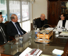 Representantes do Ministério Público do Paraná apresentaram nesta quarta-feira (29), em Curitiba, a nova edição do projeto Geração Atitude à secretária de Estado da Educação, professora Ana Seres. O objetivo do projeto é promover a cidadania e a participação social nos estudantes da rede estadual de ensino. 