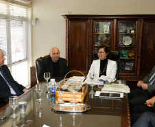 Representantes do Ministério Público do Paraná apresentaram nesta quarta-feira (29), em Curitiba, a nova edição do projeto Geração Atitude à secretária de Estado da Educação, professora Ana Seres. O objetivo do projeto é promover a cidadania e a participação social nos estudantes da rede estadual de ensino. 