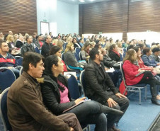 No Núcleo Regional de Educação da Área Metropolitana Norte, o chefe Ângelo Mortella se reuniu com diretores e pedagogos para orientar o trabalho com a Formação em Ação do 1º semestre. O encontro também abordou temas sobre gestão escolar e relações interpessoais, sobre a importância do papel do gestor na organização da escola e sobre relações assertivas no ambiente escolar.