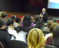 No Núcleo Regional de Educação de Toledo (Oeste) a reunião com diretores e pedagogos para orientar a realização das oficinas do programa foi na terça-feira (28). O Núcleo de Toledo reúne 100 escolas estaduais.

O chefe do NRE de Toledo, professor Léo Inácio Anschau, destacou a importância do envolvimento e participação nas atividades internas e externas da escola. “O trabalho de vocês engrandece a educação e todo processo educativo do Oeste do Paraná”, disse Anschau.