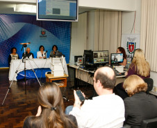 Lançamento do programa “Educação Ambiental em Ação na Educação Básica”, com a representante do Ministério Público de Proteção do Meio Ambiente, Vanderleia Aparecida, representante do Conselho de Educação, Cleto de Assis, secretária da Educação, Ana Seres Trento Comin, e a representante da Secretaria da Ciência, Tecnologia e Ensino Superior, Tania Mara Doningues.