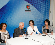 Lançamento do programa “Educação Ambiental em Ação na Educação Básica”, com a representante do Ministério Público de Proteção do Meio Ambiente, Vanderleia Aparecida, representante do Conselho de Educação, Cleto de Assis, secretária da Educação, Ana Seres Trento Comin, e a representante da Secretaria da Ciência, Tecnologia e Ensino Superior, Tania Mara Doningues.
