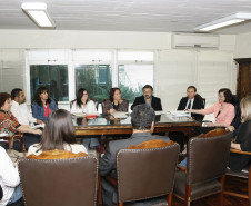 A secretária de Estado da Educação, professora Ana Seres, recebeu nesta terça-feira (04) representantes do sindicato dos professores para conversar sobre diversos temas da área, como o Programa de Desenvolvimento Educacional (PDE), a eleição de diretores de escolas e a ampliação de jornada