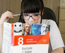 Sarah Danielle Baum de Witt, estudante do 8º do Colégio Estadual Leôncio Correia, em Curitiba, estuda matemática e física nas horas vagas, em casa, e incentiva os colegas a também participarem da Obmep