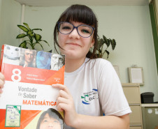 Sarah Danielle Baum de Witt, estudante do 8º do Colégio Estadual Leôncio Correia, em Curitiba, estuda matemática e física nas horas vagas, em casa, e incentiva os colegas a também participarem da Obmep