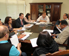 Reuniões ocorrem periodicamente com representantes da SEED para tratar da pauta de reivindicações da categoria.