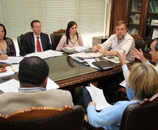 Reuniões ocorrem periodicamente com representantes da SEED para tratar da pauta de reivindicações da categoria.