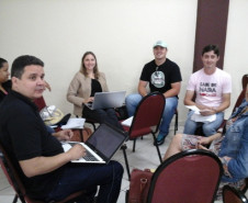 A Secretaria de Estado da Educação promoveu nesta quarta-feira (13), em Curitiba, nova etapa das oficinas para atualização dos planos dos cursos técnicos da rede estadual. O evento teve a participação de profissionais das demais regionais e contemplou os cursos Técnico em Redes de Computadores e Técnico em Manutenção e Suporte em Informática. 