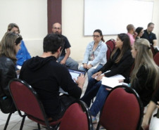 A Secretaria de Estado da Educação promoveu nesta quarta-feira (13), em Curitiba, nova etapa das oficinas para atualização dos planos dos cursos técnicos da rede estadual. O evento teve a participação de profissionais das demais regionais e contemplou os cursos Técnico em Redes de Computadores e Técnico em Manutenção e Suporte em Informática. 