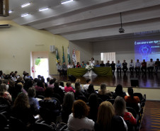 A secretária de Estado da Educação, Ana Seres, destacou nesta sexta-feira (14), em visita a Pato Branco, a recuperação do Estado como um todo, ao afirmar que hoje o Paraná pode honrar os compromissos a fornecedores, credores, diferente de outros estados que estão em situação mais delicada por não ter feito ajuste fiscal.