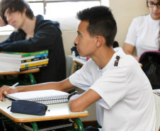 Fórmula para êxito também passa por adequada metodologia e ainda envolve disciplina, dedicação de professores e alunos, além de boa infraestrutura. Na foto, alunos do Colégio Estadual Sagrada Família, em Campo Largo, um dos melhores colégios estaduais colocados no Enem.