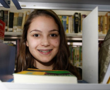 Fórmula para êxito também passa por adequada metodologia e ainda envolve disciplina, dedicação de professores e alunos, além de boa infraestrutura. Na foto a aluna Geovanna Ceccatto, do Colégio Estadual Sagrada Família, em Campo Largo.