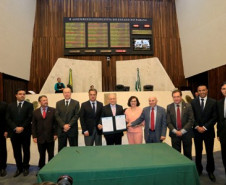 O Governo do Estado, por meio da Secretaria de Estado da Educação e da Assessoria Especial de Juventude, firmou nesta segunda-feira (17) um convênio com a Assembleia Legislativa do Paraná, Tribunal de Justiça e Ministério Público do Estado para colocar em prática o projeto Geração Atitude. 
