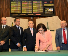 Estudantes dos ensinos médio e técnico de escolas estaduais participarão de gincanas culturais, palestras e aulas sobre funcionamento dos Três Poderes. Na foto, a secretária de Estado da Educação, Ana Seres, assina documento da parceria.