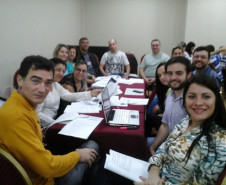 O trabalho de atualização dos currículos dos cursos técnicos da rede estadual de ensino teve continuidade, nessa semana, na cidade de Foz do Iguaçu (Oeste do Paraná). As oficinas se encerraram nessa quinta-feira (20) com a discussão de três cursos do Eixo Tecnológico Gestão e Negócios: Técnico em Administração, Técnico em Contabilidade e Técnico em Recursos Humanos