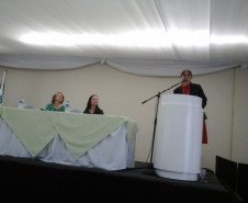 O trabalho de atualização dos currículos dos cursos técnicos da rede estadual de ensino teve continuidade, nessa semana, na cidade de Foz do Iguaçu (Oeste do Paraná). As oficinas se encerraram nessa quinta-feira (20) com a discussão de três cursos do Eixo Tecnológico Gestão e Negócios: Técnico em Administração, Técnico em Contabilidade e Técnico em Recursos Humanos.