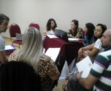 O trabalho de atualização dos currículos dos cursos técnicos da rede estadual de ensino teve continuidade, nessa semana, na cidade de Foz do Iguaçu (Oeste do Paraná). As oficinas se encerraram nessa quinta-feira (20) com a discussão de três cursos do Eixo Tecnológico Gestão e Negócios: Técnico em Administração, Técnico em Contabilidade e Técnico em Recursos Humanos.