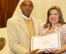 Prêmio Orirerê-Cabeças Iluminadas reconheceu trabalho de professores em prol da implementação da Lei 10.639/03. O evento de divulgação dos ganhadores ocorreu nesta sexta-feira (18), no Plenário da Assembleia Legislativa do Paraná, em Curitiba.