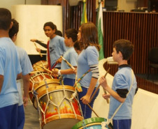 Prêmio Orirerê-Cabeças Iluminadas reconheceu trabalho de professores em prol da implementação da Lei 10.639/03. O evento de divulgação dos ganhadores ocorreu nesta sexta-feira (18), no Plenário da Assembleia Legislativa do Paraná, em Curitiba.