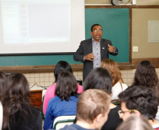 Os estudantes de Curitiba e da Região Metropolitana terão mais duas opções de cursos técnicos profissionalizantes na rede estadual de ensino, em 2016. A partir do próximo ano, o Centro Estadual de Educação Profissional (Ceep) de Curitiba, no bairro Boqueirão, vai ofertar os cursos técnico em Mecânica e técnico em Biotecnologia. 
