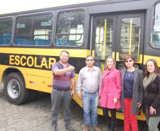 O ônibus tem capacidade para transportar 42 alunos sentados e possui plataforma de elevação, para estudantes que utilizam cadeira de rodas. O veículo também é mais alto, adaptado para circular em estradas de difícil acesso. O investimento foi de R$ 255 mil, recursos do Fundo Nacional de Desenvolvimento da Educação (FNDE).