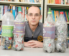 No Colégio Estadual Tenente Sprenger, em Pinhais (Região Metropolitana de Curitiba), além de se preparar para os exames, os alunos do ensino médio têm outra preocupação: ajudar o próximo. Na foto professor João Carlos Brandão.