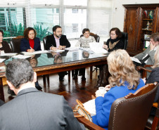 A secretária de Estado da Educação, professora Ana Seres, reuniu-se nesta quinta-feira (27) com representantes do sindicato dos professores, para conversar sobre a proposta do governo para o processo de escolha dos diretores das escolas da rede estadual de ensino. O projeto de lei enviado pelo governo tramita na Assembleia Legislativa e aguarda votação. As eleições serão realizadas em novembro e dezembro. Os mandatos atuais se encerram em 31 de dezembro.
