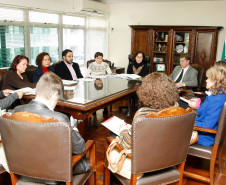 A secretária de Estado da Educação, professora Ana Seres, reuniu-se nesta quinta-feira (27) com representantes do sindicato dos professores, para conversar sobre a proposta do governo para o processo de escolha dos diretores das escolas da rede estadual de ensino. O projeto de lei enviado pelo governo tramita na Assembleia Legislativa e aguarda votação. As eleições serão realizadas em novembro e dezembro. Os mandatos atuais se encerram em 31 de dezembro.