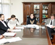 A secretária de Estado da Educação, professora Ana Seres, reuniu-se nesta quinta-feira (27) com representantes do sindicato dos professores, para conversar sobre a proposta do governo para o processo de escolha dos diretores das escolas da rede estadual de ensino. O projeto de lei enviado pelo governo tramita na Assembleia Legislativa e aguarda votação. As eleições serão realizadas em novembro e dezembro. Os mandatos atuais se encerram em 31 de dezembro.