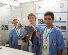 Os alunos Guilherme Biazi Fabin, Gabriel Rodrigues Guia e Pâmela Guimarães Zuniga, do curso técnico em Eletrônica, foram escolhidos para participar da Mostratec 2015 pelo projeto “Recuperação de membros paralisados por meio da robótica”. O trabalho tem orientação do professor Gelson Kaul e coorientação do professor Vander Fábio Silveira.