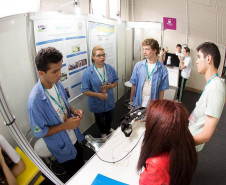 Os alunos Guilherme Biazi Fabin, Gabriel Rodrigues Guia e Pâmela Guimarães Zuniga, do curso técnico em Eletrônica, foram escolhidos para participar da Mostratec 2015 pelo projeto “Recuperação de membros paralisados por meio da robótica”. O trabalho tem orientação do professor Gelson Kaul e coorientação do professor Vander Fábio Silveira.
