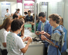 Os alunos Guilherme Biazi Fabin, Gabriel Rodrigues Guia e Pâmela Guimarães Zuniga, do curso técnico em Eletrônica, foram escolhidos para participar da Mostratec 2015 pelo projeto “Recuperação de membros paralisados por meio da robótica”. O trabalho tem orientação do professor Gelson Kaul e coorientação do professor Vander Fábio Silveira.