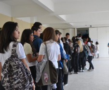 Mais de 2 mil estabelecimentos de ensino em todo Paraná realizam nesta quarta-feira (23) consulta junto à comunidade escolar para escolha de diretores e seus auxiliares. Podem votar professores e funcionários, responsáveis por aluno menor de 16 anos e alunos matriculados no ensino médio e no ensino profissional