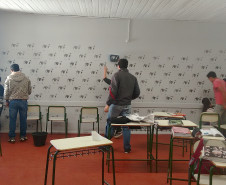O prédio que abriga o Colégio Estadual Irma Rodrigues da Cruz, do município de Diamante do Sul, está passando por uma grande transformação no visual, graças ao empenho dos alunos da disciplina de Arte Contemporânea.