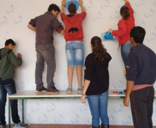 O prédio que abriga o Colégio Estadual Irma Rodrigues da Cruz, do município de Diamante do Sul, está passando por uma grande transformação no visual, graças ao empenho dos alunos da disciplina de Arte Contemporânea.