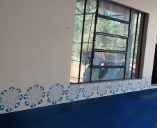 O prédio que abriga o Colégio Estadual Irma Rodrigues da Cruz, do município de Diamante do Sul, está passando por uma grande transformação no visual, graças ao empenho dos alunos da disciplina de Arte Contemporânea.