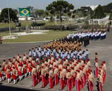 As escolas da rede estadual de ensino iniciaram nesta terça-feira, (01), as atividades em comemoração da Semana da Pátria. As ações antecedem o Dia da Independência, celebrado segunda-feira, dia 7 de Setembro. A cerimônia que marcou o início das festividades foi realizada no Colégio Militar de Curitiba, com a presença do governador Beto Richa, de autoridades militares e civis e da secretária estadual da Educação, professora Ana Seres.