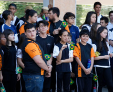 As escolas da rede estadual de ensino iniciaram nesta terça-feira, (01), as atividades em comemoração da Semana da Pátria. As ações antecedem o Dia da Independência, celebrado segunda-feira, dia 7 de Setembro. A cerimônia que marcou o início das festividades foi realizada no Colégio Militar de Curitiba, com a presença do governador Beto Richa, de autoridades militares e civis e da secretária estadual da Educação, professora Ana Seres.