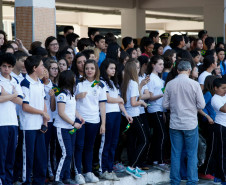 As escolas da rede estadual de ensino iniciaram nesta terça-feira, (01), as atividades em comemoração da Semana da Pátria. As ações antecedem o Dia da Independência, celebrado segunda-feira, dia 7 de Setembro. A cerimônia que marcou o início das festividades foi realizada no Colégio Militar de Curitiba, com a presença do governador Beto Richa, de autoridades militares e civis e da secretária estadual da Educação, professora Ana Seres.