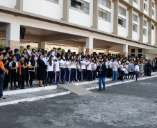 As escolas da rede estadual de ensino iniciaram nesta terça-feira, (01), as atividades em comemoração da Semana da Pátria. As ações antecedem o Dia da Independência, celebrado segunda-feira, dia 7 de Setembro. A cerimônia que marcou o início das festividades foi realizada no Colégio Militar de Curitiba, com a presença do governador Beto Richa, de autoridades militares e civis e da secretária estadual da Educação, professora Ana Seres.