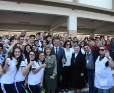 As escolas da rede estadual de ensino iniciaram nesta terça-feira, (01), as atividades em comemoração da Semana da Pátria. As ações antecedem o Dia da Independência, celebrado segunda-feira, dia 7 de Setembro. A cerimônia que marcou o início das festividades foi realizada no Colégio Militar de Curitiba, com a presença do governador Beto Richa, de autoridades militares e civis e da secretária estadual da Educação, professora Ana Seres.